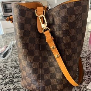 I’m selling this new NéoNoé MM Louis Vuitton bag